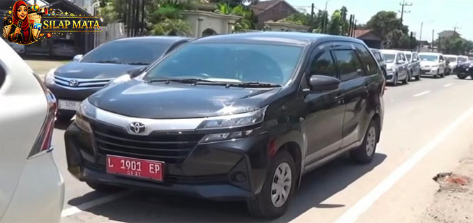 Mobil Pelat Merah Terekam Di Jombang Saat Arus Mudik