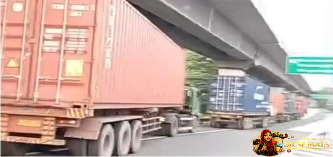 Viral Truk Sumbu 3 Dikawal Anggota TNI Dihalau Polisi