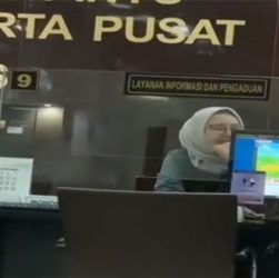 Viral Video Petugas Loket PTSP PN Jakpus Diduga Asyik Main Game