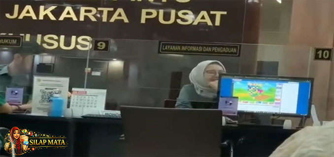 Viral Video Petugas Loket PTSP PN Jakpus Diduga Asyik Main Game